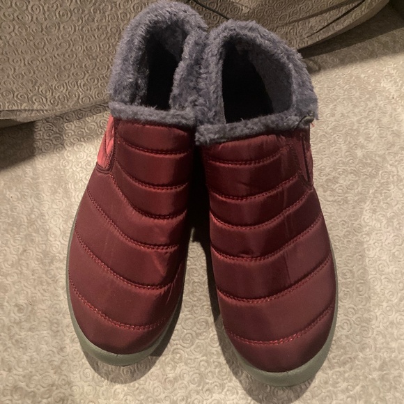 Women’s Slippers maroon size 39 (Euro) - Picture 1 of 3